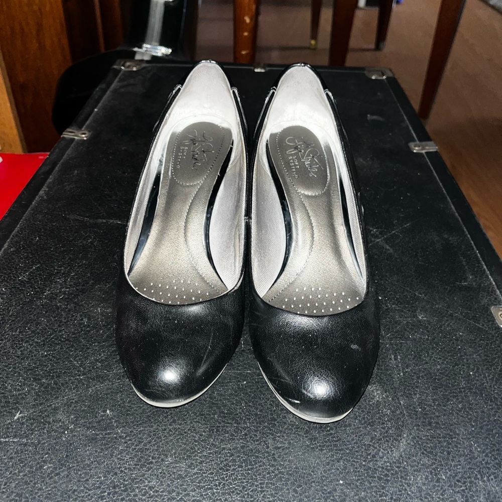 Black pumps
